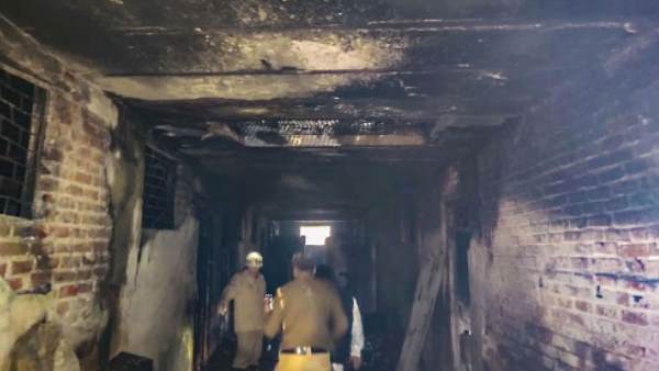 शोर शराबा सुनकर आंख खुलीं 