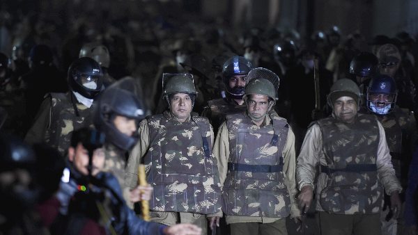 हमारे जवानों ने आग बुझाई- दिल्ली पुलिस