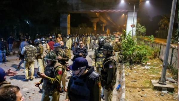 'अपराधियों जैसा व्यवहार किया'