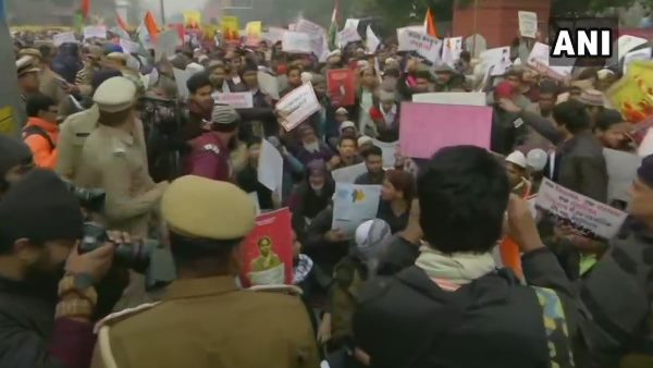 दिल्ली के कुछ इलाकों CAA को लेकर प्रदर्शन