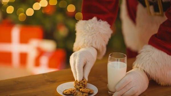 डेनमार्क में बच्चों के साथ खेल खेलते हैं