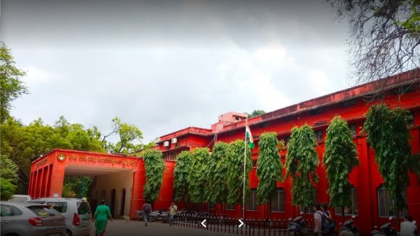 Devi Ahilya university cleaner climbed on tap for see bathing girl Devi Ahilya university cleaner climbed on tap for see bathing girl
