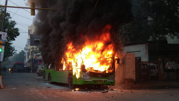 दिल्ली में मचा बवाल