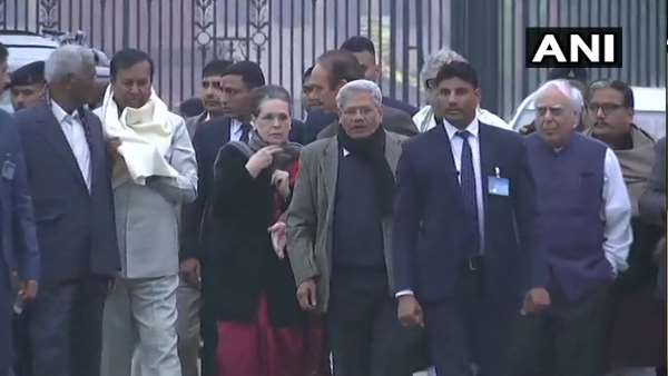 सोनिया गांधी ने की राष्ट्रपति से मुलाकात 