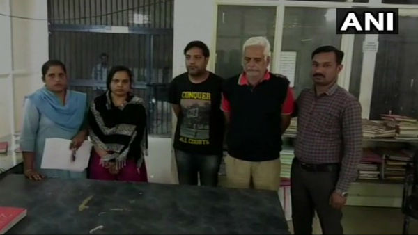 हत्या के बाद सांप के दांत गड़ाए