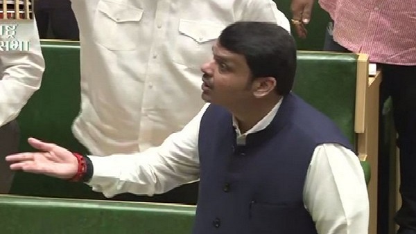 शिवसेना विधायकों ने बीजेपी विधायकों के हाथों से फ्लेक्स छीने