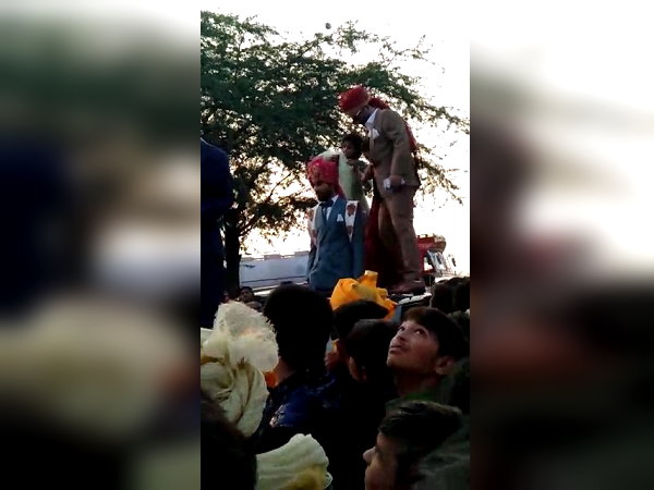 शादी में नोट उड़ाते हुए दूल्हे के परिजन