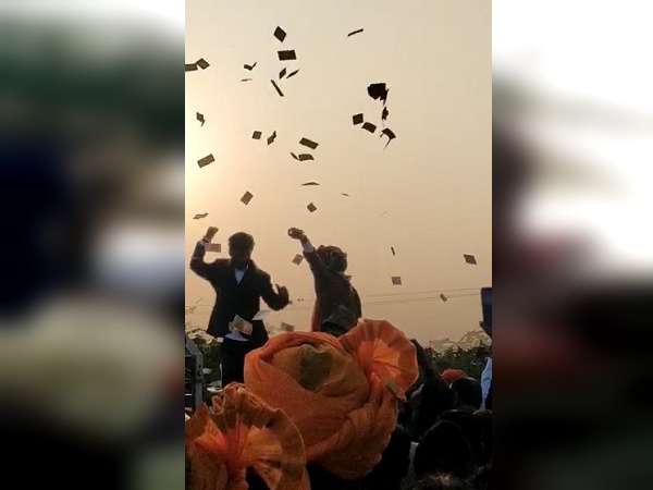 हजारों लोगों की भीड़ से घिर गई पूरी सड़क