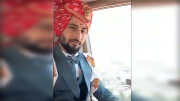 दूल्हा हेलिकॉप्टर में ऐसे बैठा था
