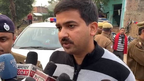 डीएम ने बताया- आत्मदाह का मामला आ रहा सामने