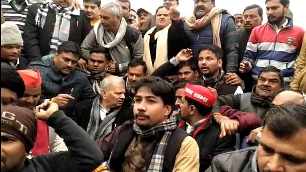 SP leaders included State chief in police custody at firozabad