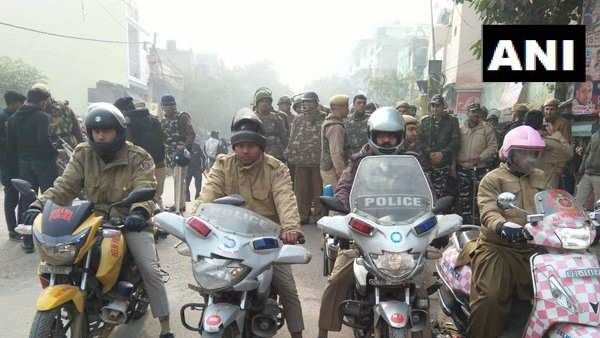 पुलिस ने निकाला फ्लैग मार्च