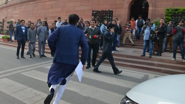 Union Minister Piyush Goyal running inside the parliament house picture goes viral on social media Union Minister Piyush Goyal running inside the parliament house picture goes viral on social media