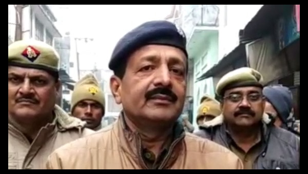 किसी ने दाढ़ी कटाई तो कोई करा रहा सेविंग