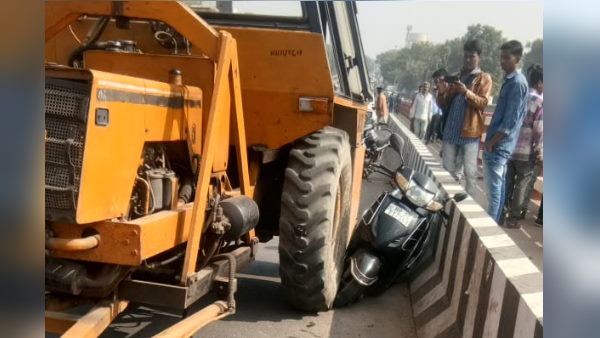 जेसीबी से हुई थी एक्टिवा की टक्कर