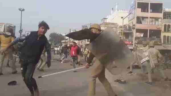 हापुड़ में पुलिस ने किया लाठीचार्ज