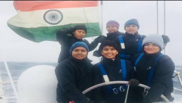 जब केपहॉर्न (चिली) में महिला क्रू ने फहराया तिरंगा जब केपहॉर्न (चिली) में महिला क्रू ने फहराया तिरंगा