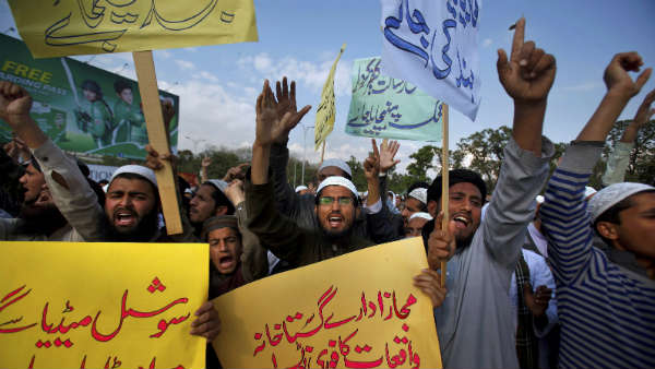 धार्मिक उत्पीड़ने के कई उदाहरण दिए