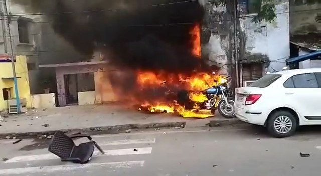 लखनऊ में हिंसक प्रदर्शन, पुलिस चौकी में लगाई गई आग