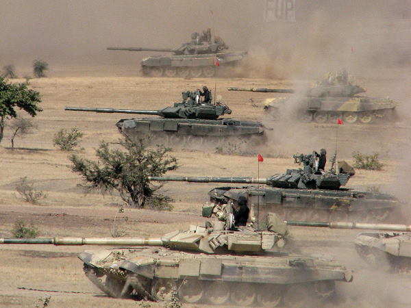 400 से ज्यादा टैंक शामिल हुए, धूल ही धूल उड़ती रही