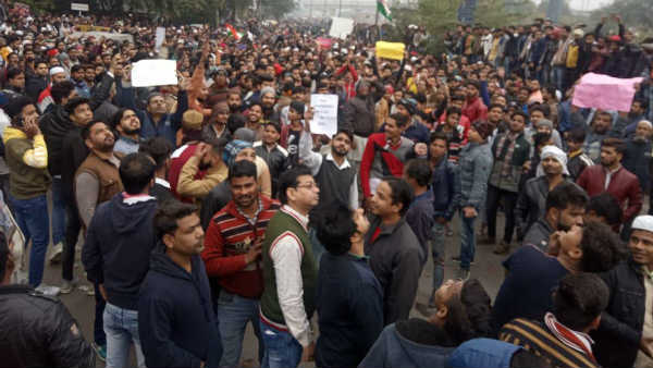 एक बार फिर दिल्ली में मचा बवाल