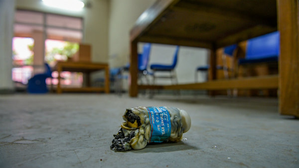 लाइब्रेरी के रीडिंग रूम में दागे आंसू गैस के गोले- रिपोर्ट