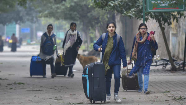 कुछ लड़के गर्ल्‍स हॉस्‍टल आए और लड़कियों को पीटने लगे