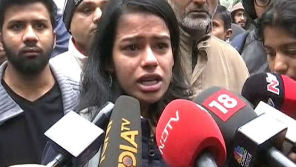 पुलिसवाले जोर-जोर से गालियां देने लगे, कुछ छात्रों के सिर से खून निकल रहा था