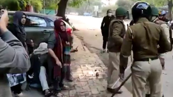 पुलिस से भिड़ने वाली दो छात्राएं आयशा रेन्ना, लदीदा फरजाना 