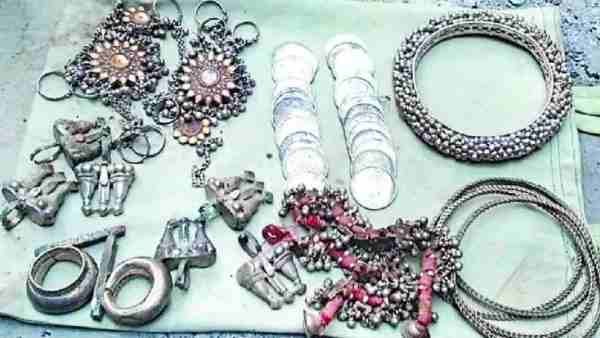 Jewelry found in Hardoi during foundation excavation Jewelry found in Hardoi during foundation excavation