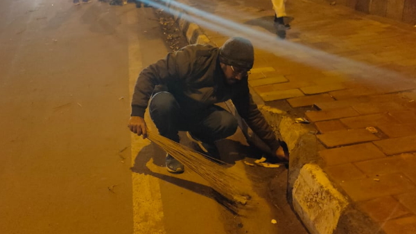 प्रोटेस्ट के बाद फैले कूड़े को किया साफ