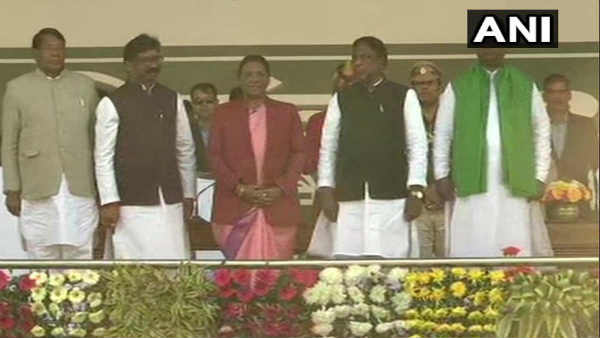 झारखंड में अब हेमंत सोरेन की सरकार, साथ में इन तीन विधायकों ने भी ली मंत्री पद की शपथ झारखंड में अब हेमंत सोरेन की सरकार, साथ में इन तीन विधायकों ने भी ली मंत्री पद की शपथ