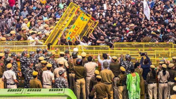 सेमेस्टर आगे बढ़ाए विश्वविद्यालय प्रशासन