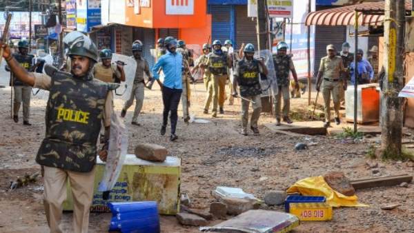 पत्रकार प्रदर्शन के दौरान रिपोर्टिंग कर रहे थे