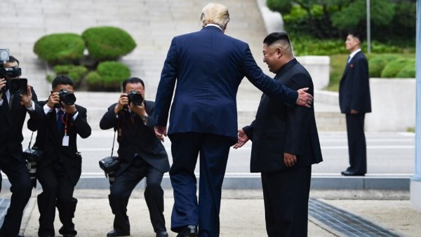 उत्तर कोरिया जाने वाले पहले राष्ट्रपति बने ट्रंप