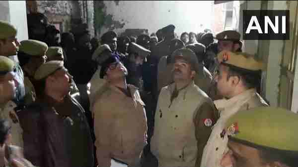 धारदार हथियार से बुजुर्ग दंपति की घर में घुसकर हत्या