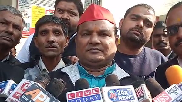 पीड़ित दंपति के साथ डीएम ऑफिस पहुंचे विधायक