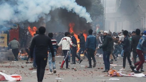 लोहे की पाईप से सड़क को किया बंद