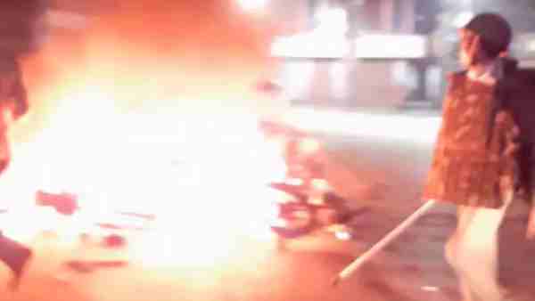 वाहनों में लगाई आग