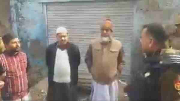 प्रदर्शनकारियों को धमकाया