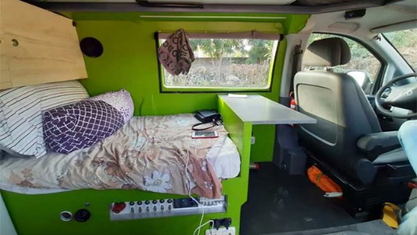 मर्सिडिज को बनाया घर