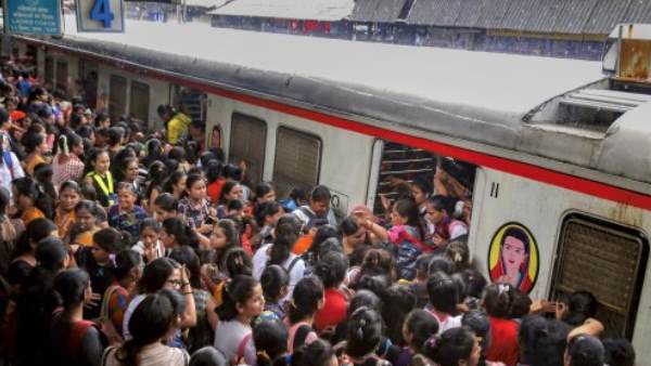 रोजाना ट्रेन से ऑफिस जाती थीं पसाद