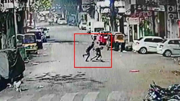 भागते-भागते सड़क पर गिर जाता है युवक