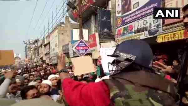 मुजफ्फरनगर में पत्थरबाजी मुजफ्फरनगर में पत्थरबाजी