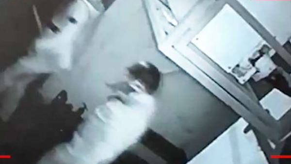 जूते-चप्पल के होलसेल व्यापारी के घर में तोड़फोड़