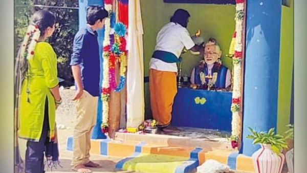 मोदी के अलावा कई नेताओं को फोटो लगाई