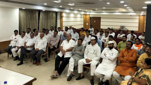 हमारे नेताओं की क्यों नहीं लगी तस्वीर- कांग्रेस-एनसीपी हमारे नेताओं की क्यों नहीं लगी तस्वीर- कांग्रेस-एनसीपी