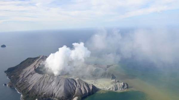 न्यूजीलैंड में ज्लावामुखी फटा न्यूजीलैंड में ज्लावामुखी फटा