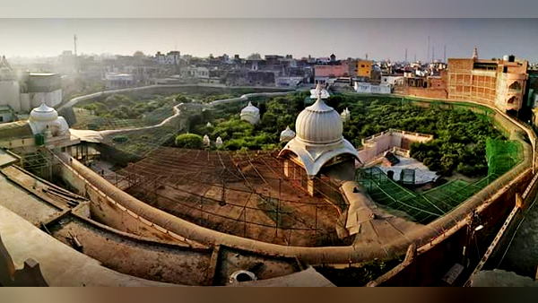 युवती ने कहा- मैं तो कान्हा का रास देखकर ही घर लौटूंगी युवती ने कहा- मैं तो कान्हा का रास देखकर ही घर लौटूंगी