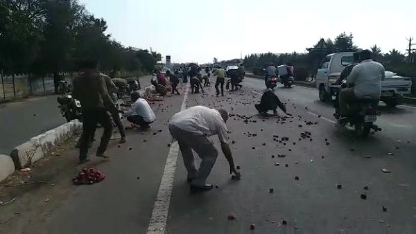 गुजरात में रोड पर प्याज की लूट मची